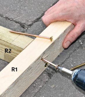 Pihavaraston seinien osat ruuvataan yhteen Pihavaraston seinien osat kiinnitetään yhteen